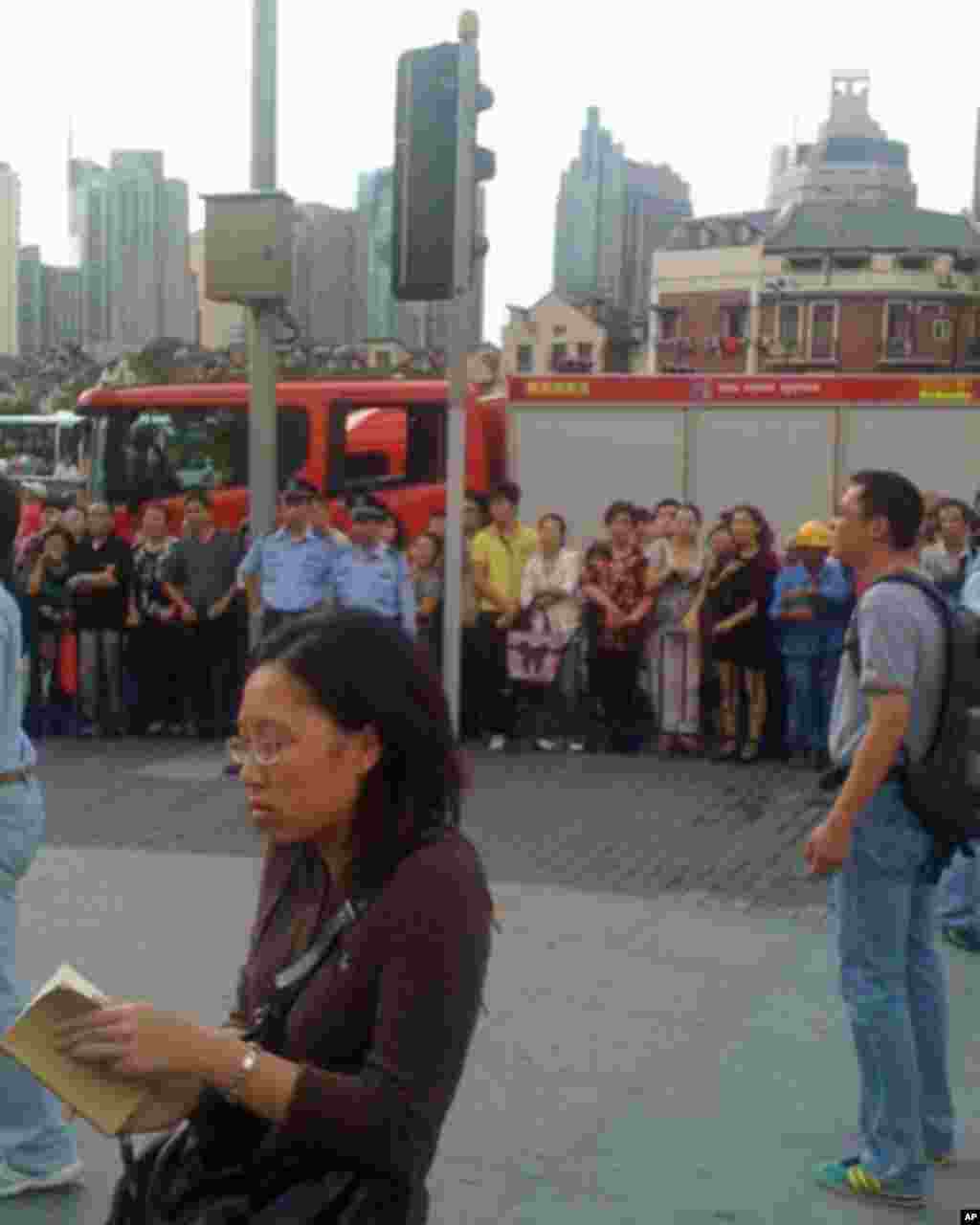 r地面上的消防车和救护车