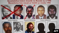 Une croix rouge est dessinée sur le visage d'Augustin Bizimana (en haut à droite), l'un des fugitifs les plus recherchés du génocide rwandais de 1994, à côté du visage croisé rouge de Félicien Kabuga (en haut à droite), le 22 mai 2020.