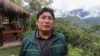 Eric Paredes, veterinario que trabaja con su esposa en su santuario en Los Yungas, Bolivia, para ayudar a salvar a las abejas. Captura de video de Reuters. Enero 24 de 2021.