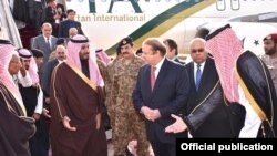  راپورونه وائي پاکستاني وزيراعظم اؤ دپوځ سرلښکر جنرل راحيل شريف شاهي محل کې شاه سلمان سره ليدنه کړې ده اؤ په دغه مهال دوزيراعظم ځانګړى مرستيال طارق فاطمي هم موجود ؤ.