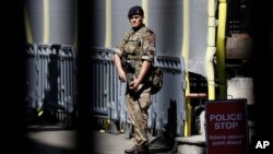 Un soldat patrouille à Downing Street, Londres, le 25 mai 2017. 