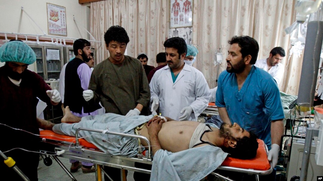 Dokter dan petugas medis Afghanistan merawat korban luka akibat bom di Kandahar di rumah sakit (7/4). 