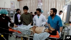 Dokter dan petugas medis Afghanistan merawat korban luka akibat bom di Kandahar di rumah sakit (7/4). 