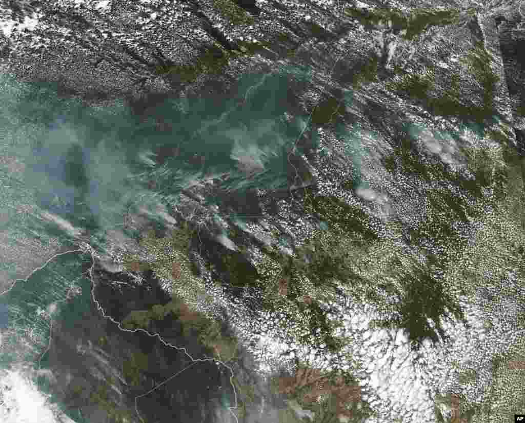 Esta imagem de&nbsp;satélite fornecidas pela NASA no dia 13 de Agosto 2019 mostra&nbsp;vários incêndios queimando na floresta da Amazónia.