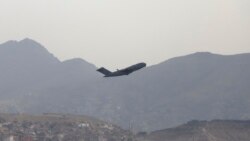 យន្ដហោះយោធាមួយគ្រឿងរបស់សហរដ្ឋអាមេរិកហោះចេញពីអាកាសយានដ្ឋានអន្តរជាតិ Hamid Karzai ក្នុងរដ្ឋធានីវ៉ាស៊ីនតោន ប្រទេសអាហ្វហ្គានីស្ថាន ថ្ងៃទី៣០ ខែសីហា ឆ្នាំ២០២១។ (AP Photo/Wali Sabawoon)