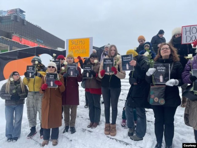 Okupljeni u Montrealu držali su plakate sa imenima žrtava u Novom Sadu, 1. mart 2025.