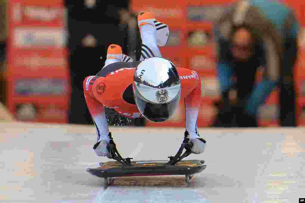 Janine Flock dari Austria melompat pada papan skeleton pada pertandingan pertama&nbsp; dalam kejuaraan Skeleton World Cup di Innsbruck, Austria. 