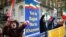 Người dân tuần hành ủng hộ các cuộc biểu tình chống chính phủ ở Iran bên ngoài Phố Downing Street ở London, Anh, hôm 13/1.