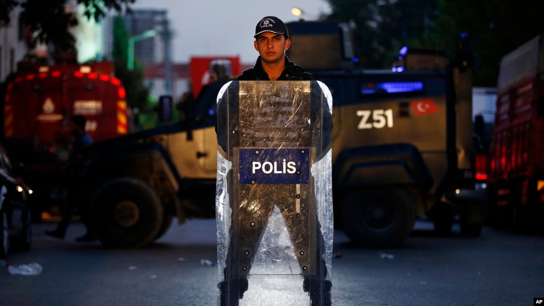 Seorang polisi tengah bertugas mengamankan sekitar lokasi ledakan di di dekat sebuah kantor polisi di Istanbul, 6 Oktober 2016 (AP Photo/Emrah Gurel). Polisi di Turki telah menangkap seorang anggota Partai Pekerja Kurdistan (PKK) yang dicurigai melakukan serangan tersebut.