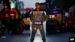 Seorang polisi tengah bertugas mengamankan sekitar lokasi ledakan di di dekat sebuah kantor polisi di Istanbul, 6 Oktober 2016 (AP Photo/Emrah Gurel). Polisi di Turki telah menangkap seorang anggota Partai Pekerja Kurdistan (PKK) yang dicurigai melakukan serangan tersebut.