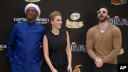 Artis Scarlett Johansson (tengah) bersama Samuel L. Jackson (kiri) dan Chris Evans dalam acara peluncuran film "Captain America: The Winter Soldier" di Beijing, Senin (24/3).