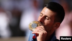 Novak Đoković sa zlatnom olimpijskom medaljom (Foto: REUTERS/Claudia Greco)