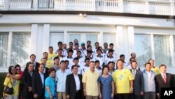 中华少棒队参观双橡园，中为台驻美代表袁健生夫妇