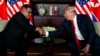 지난 2018년 6월 12일 싱가포르에서 열린 첫 미-북 정상회담에서 도널드 트럼프 미국 대통령과 김정은 북한 국무위원장이 악수하고 있다.