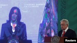 La vicepresidenta de Estados Unidos, Kamala Harris, aparece en la pantalla mientras el presidente de México, Andrés Manuel López Obrador, asiste a cumbre climática global virtual, e 22 de abril de 2021. 