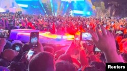 Una ambulancia se observa entre la multitud durante el festival musical Astroworld en Houston, Texas, el viernes 5 de noviembre de 2021. Imagen de un video en las redes sociales distribuido por Reuters.