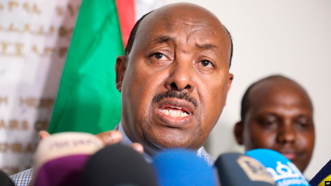 Utusan Khusus Perdana Menteri Etiopia, Dubes Mahmoud Dirir, berbicara kepada para wartawan di Kedutaan Besar Etiopia di Khartoum, Sudan, 11 Juni 2019, mengenai kesepakatan mengakhiri pembangkangan sipil. 
