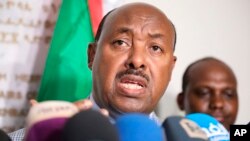 Utusan Khusus Perdana Menteri Etiopia, Dubes Mahmoud Dirir, berbicara kepada para wartawan di Kedutaan Besar Etiopia di Khartoum, Sudan, 11 Juni 2019, mengenai kesepakatan mengakhiri pembangkangan sipil. 