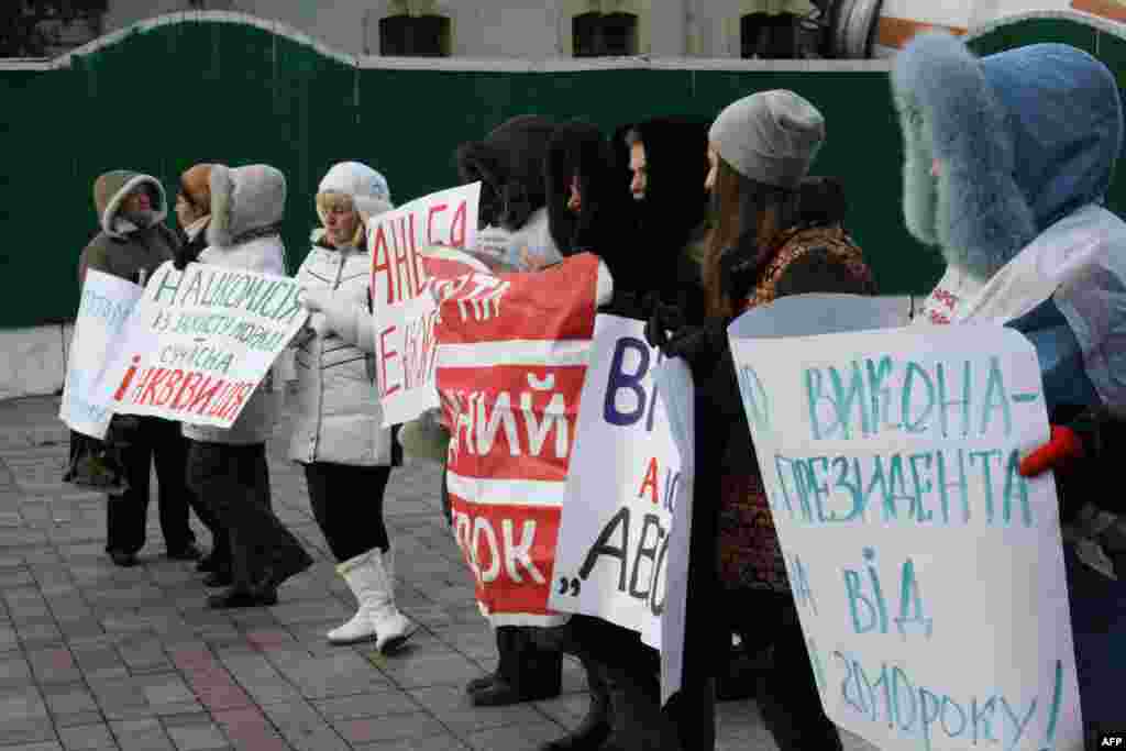 Немногочисленные участники митинга против введения цензуры в СМИ