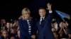 El presidente francés, Emmanuel Macron, saluda en el escenario junto a su esposa, la primera dama francesa Brigitte Macron, tras su reelección en Francia, el 24 de abril de 2022. REUTERS/Benoit Tessier.