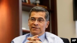 El fiscal general de California, Xavier Becerra, en entrevista con AP en Sacramento, el 10 de octubre de 2018.