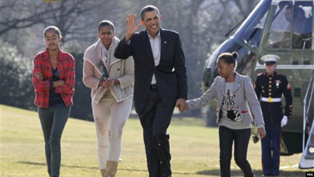 Presiden Barack Obama kembali bertugas di Gedung Putih pada hari Selasa setelah liburan akhir tahunnya.