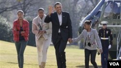 Presiden Barack Obama kembali bertugas di Gedung Putih pada hari Selasa setelah liburan akhir tahunnya.