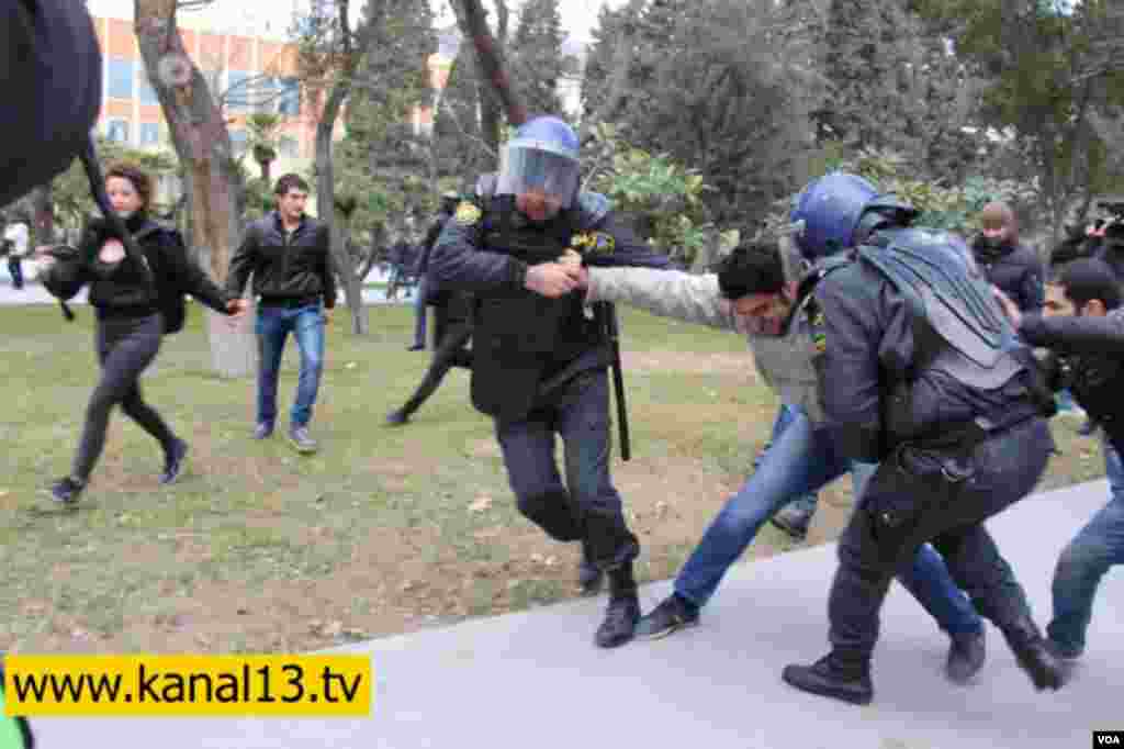 "Silahları üstümüzdən çəkin!" aksiyasının iştirakçılarına qarşı zorakılıq