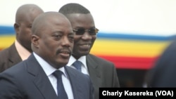 Le président Joseph Kabila (à gauche), le 3 août 2015. (Charly Kasereka/VOA)