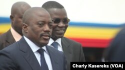 Le président Joseph Kabila (à gauche) inaugure la piste réhabilitée de l'aéroport de Goma, accompagné du gouverneur Julien Paluku du Nord-Kivu (arrière-plan droite), le 3 aout 2015. (Charly Kasereka/VOA)