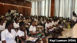 Une partie des élèves lors du Focus avec l’auteur Invité d’honneur, Lomé, le 6 novembre 2019. (VOA/Kayi Lawson)