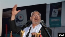 Pemimpin partai Islamis Ennahda, Rached Ghannouchi saat melakukan kampanye di Ben Arous, selatan ibukota Tunis, Tunisia (21/10).