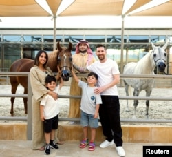 Lionel Messi bersama istrinya Antonela Roccuzzo dan putra mereka saat berkunjung ke Arab Saudi. (Foto: Otoritas Pariwisata Saudi via Reuters)