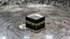 Dalam foto ini yang diambil dengan kecepatan rana lambat, para jama'ah haji mengelilingi Ka'bah di kota suci Muslim Mekah, Arab Saudi, Selasa, 13 Agustus 2019. (Foto: AP/Amr Nabil)