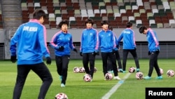 북한 ‘내고향여자축구단’은 5월 17일부터 24일까지 수원에서 열리는 아시아축구연맹(AFC) 여자 챔피언스리그 경기에 참가하기 위해 중국을 거쳐 인천국제공항으로 입국할 예정이다. 사진은 북한 여자 축구대표팀의 연습 장면 (자료 사진)