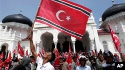 Bendera Aceh dikibarkan di Masjid Agung Baiturrahman di Banda Aceh, April 2013. (Foto: dok)