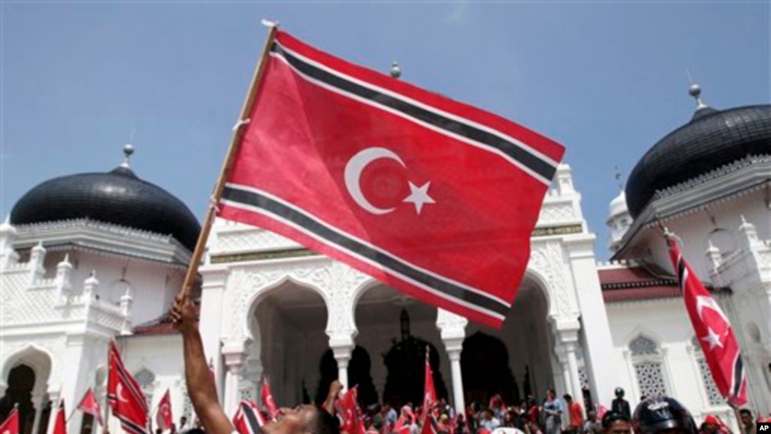 Bendera Aceh dikibarkan di Masjid Agung Baiturrahman di Banda Aceh, April 2013. (Foto: Dok)