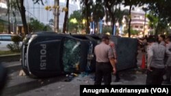 Mobil polisi yang dirusak oleh massa aksi di depan gedung DPRD Sumut. Selasa, 24 September 2019. (Foto: VOA/Anugrah Andriansyah)