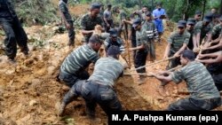 Pasukan Sri Lanka melakukan operasi penyelamatan di lokasi bencana tanah longsor di desa Kalupahanawatte, Bulathkohupitiya (18/5).