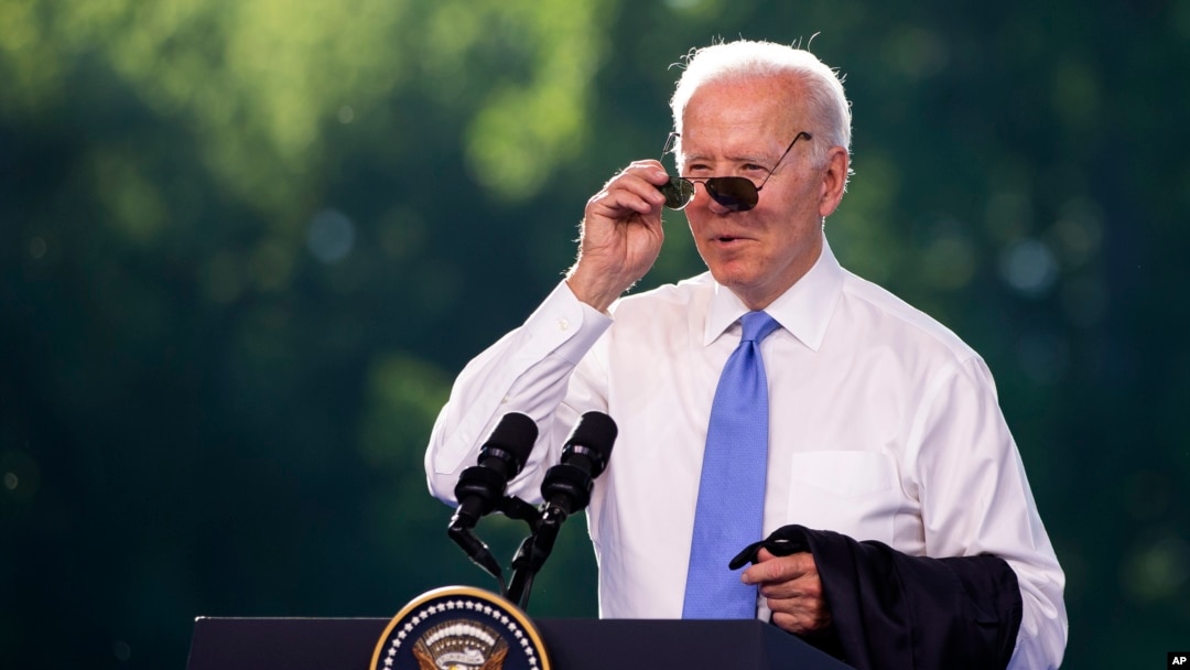 Presiden AS Joe Biden mengenakan kacamata hitamnya di akhir konferensi pers penutupnya selama KTT AS - Rusia di Jenewa, Swiss, Rabu, 16 Juni 2021. (Peter Klaunzer/Keystone via AP)