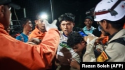 Para petugas SAR kembali dari lokasi bencana tanah longsor di kawasan tambang ilegal yang menewaskan 11 orang di Kabupaten Solok, Sumatra Barat, Sabtu, 28 September 2024. (Foto: Rezan Soleh/AFP)