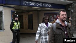 Un policier en patrouille devant la station de métro Leytonstone dans l'est de Londres, la Grande-Bretagne, 6 décembre 2015. 