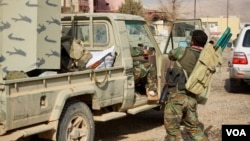 A peshmerga grabs RPG7 rockets as fighting flares up in Bashiqa hours after the Kurds thought they had cleared the Iraqi town of jihadists, Nov. 8, 2016. (J. Dettmer/VOA)