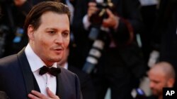 Actor Johnny Depp poses for photographers upon arrival at the premiere of the film "Black Mass" during the 72nd edition of the Venice Film Festival in Venice, Italy, Sept. 4, 2015. 