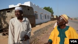 Ibrahim Sacko a été le premier conteur et un communicateur traditionnel à parler aux gens de la maladie mortelle qui jusqu'ici a tué près de 5.000 personnes dans la région, Kayes, au Mali, le 6 novembre 2014. (Katarina Höije)