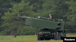 Roket-roket peluncur Sistem Roket Artileri Mobilitas Tinggi (HIMARS) buatan Lockheed Martin, termasuk dalam paket bantuan militer AS untuk Ukraina (foto: dok). 