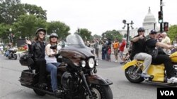 La ex candidata a la vicepresidencia, Sarah Palin, participó del desfile de los Rolling Thunder, en Washington, como acompañante en una motocicleta.