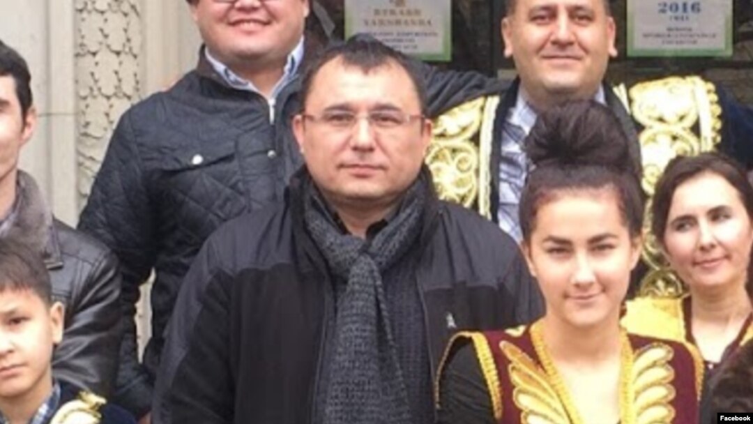 Zokir Aliyev (qora sharfda)