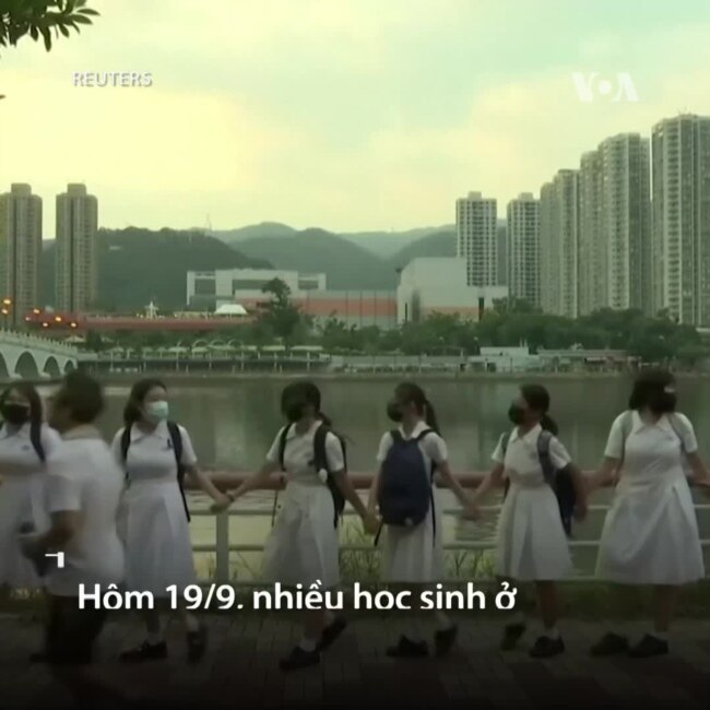 Học sinh Hong Kong xếp thành chuỗi người đòi dân chủ