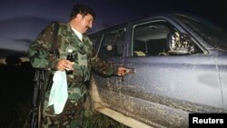 En esta foto, tomada en 1999, el fallecido cabecilla guerrillero Jorge Briceño, conocido como el 'Mono jojoy', se disponía a subir a una de las lujosas camionetas en las que se transportaba. El grupo guerrillero factura cerca de 1.117 millones de dólares 